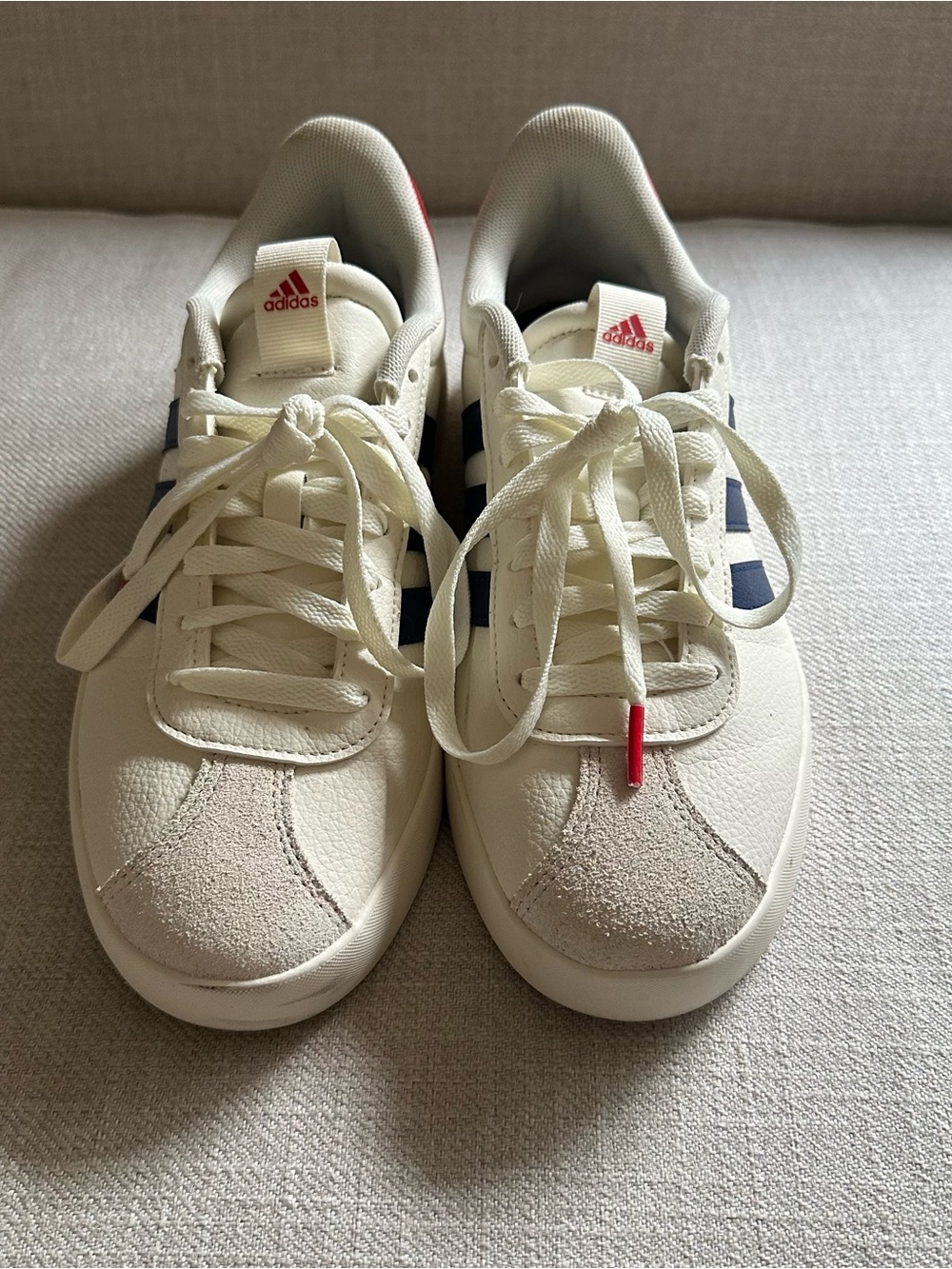 Adidas Women’s Off-White Sneaker with Navy Stripes and Red Heel size 8.5 - Picture 2 of 5